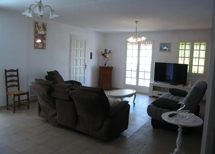 4 Pieces, 10 Couchages, Jardin, Terrasses, A 900m De La Plage, Saint-cyprien - Fr-1-106-35 Saint-Cyprien