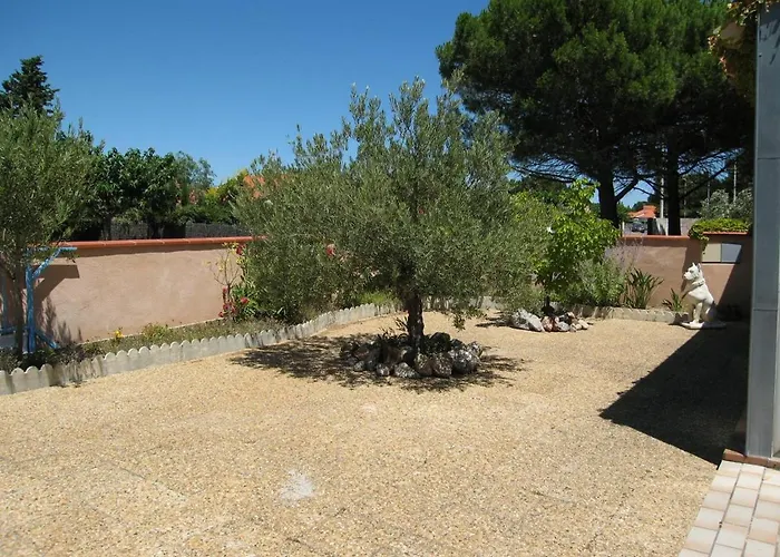 4 Pieces, 10 Couchages, Jardin, Terrasses, A 900m De La Plage, Saint-cyprien - Fr-1-106-35 Saint-Cyprien